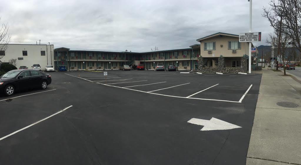 גרנטס פאס Knights Inn Motel מראה חיצוני תמונה